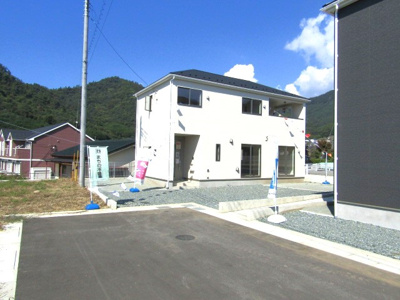 【前面道路含む現地写真】 | クレイドルガーデン甲府市古府中町第2　1号棟 | 前面道路含む現地写真です