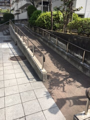 【周辺】 | 千里山田コーポラスC棟 | マンション前スロープ
