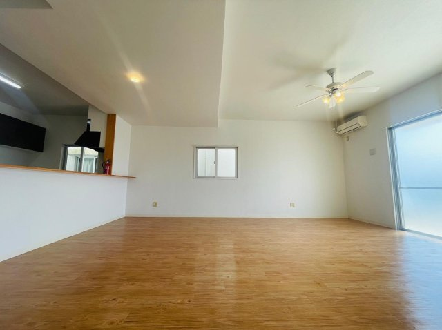 PROUDIA TOWN KONBUⅡ　B号棟の居間・リビング