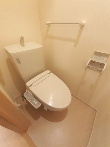 カーサ　アルベロディピノＡのトイレ|清潔感のあるトイレです