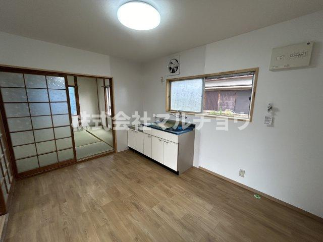 田口アパート　の居間・リビング|こちらのリビングで趣味の時間をお楽しみください