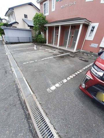 ラヴィアン・ローズの駐車場|駐車スペースもあります☆