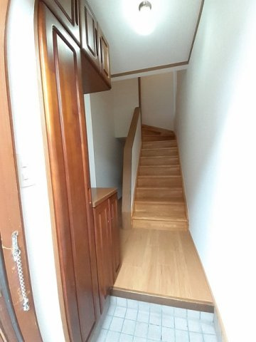 ニュークレストール舞の玄関|シューズボックス付きの玄関です☆