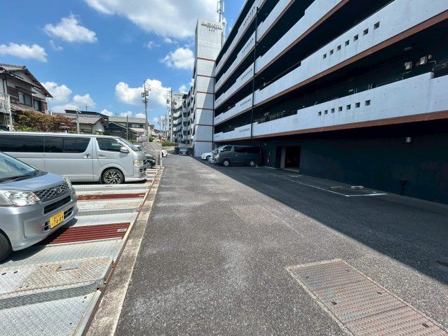 豊田市若林東町宮間の賃貸マンションの駐車場