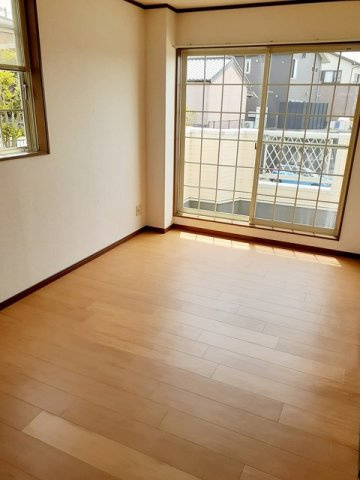 プリムローズ壱番館の居間・リビング|明るい室内です☆