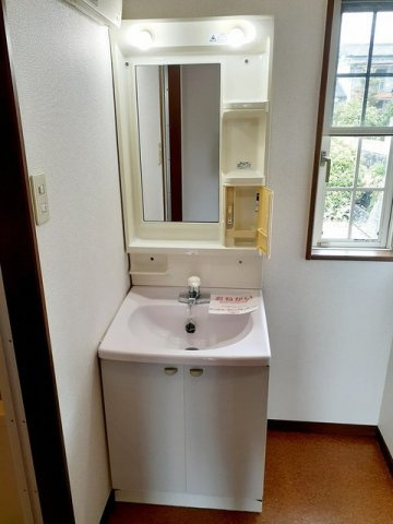 プリムローズ壱番館の洗面所|明るい洗面所です★
