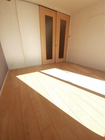 エクセル弐番館の居間・リビング|明るい室内です☆