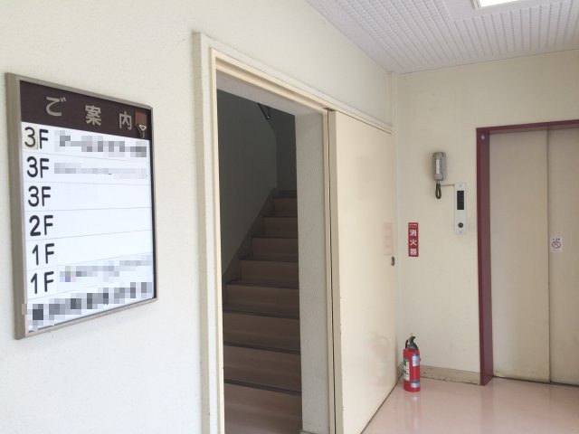 倉持興業ビルのエントランス
