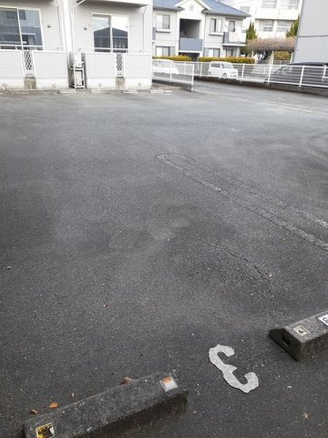 ローレルツインＢの駐車場|駐車スペースもあります☆