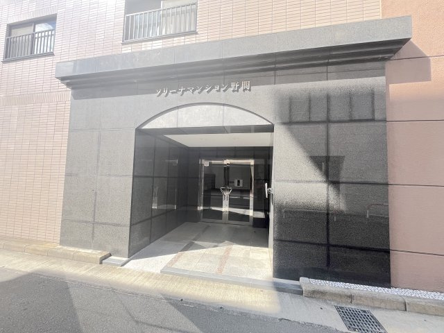 ソリーナマンション野間のエントランス