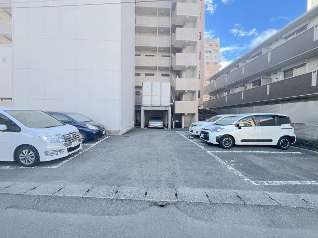 ソリーナマンション野間の駐車場