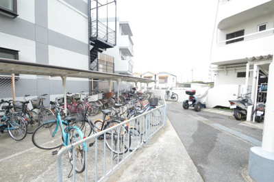 【駐輪場】 | ローズコーポ千里C棟 | こちらのサイトに掲載されている全ての物件が、当社にてご紹介可能です！気になる物件がありましたら、弊社スタッフまでお気軽にお問合せ下さいませ。