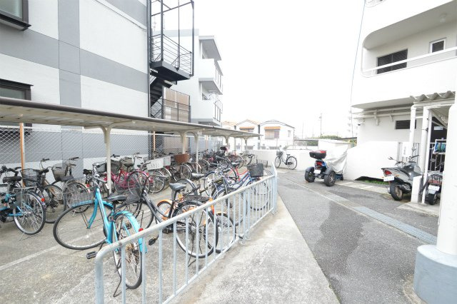 【駐輪場】 | ローズコーポ千里C棟 | こちらのサイトに掲載されている全ての物件が、当社にてご紹介可能です！気になる物件がありましたら、弊社スタッフまでお気軽にお問合せ下さいませ。