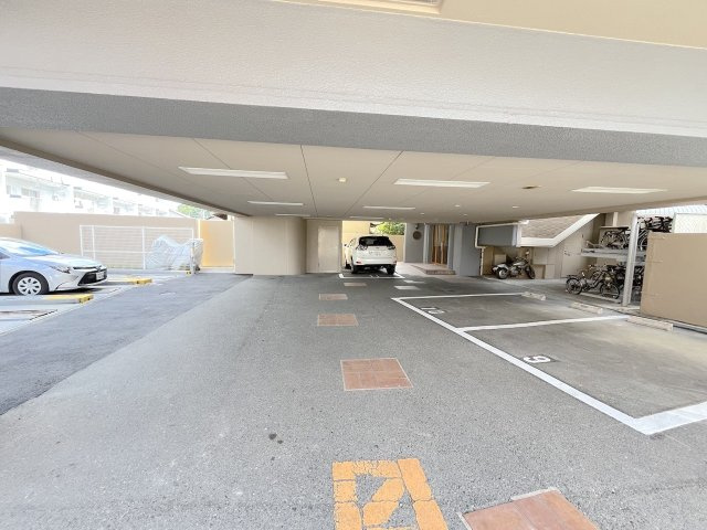 ロフティアンテス五条駅前の駐車場