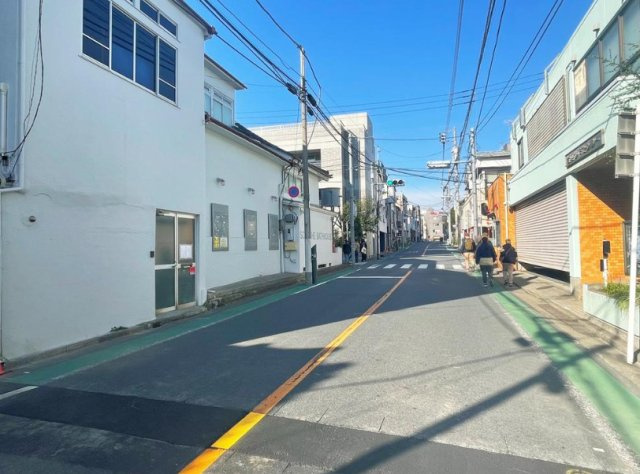 台東区谷中６丁目の新築戸建の前面道路含む現地写真