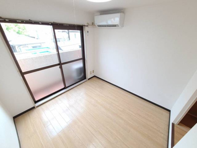 【居間・リビング】 | サンライト上新庄 | 大きな窓もあります