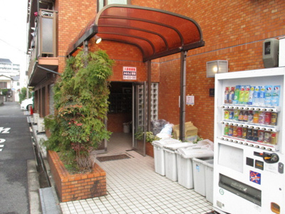 【エントランス】 | サンライト上新庄 | 緑があるエントランスです