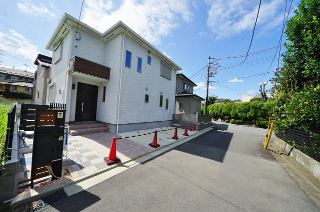 【横浜市瀬谷区阿久和東1丁目7-12全2棟新築戸建て】★仲介手数料無料★（原小学校・原中学校）の前面道路含む現地写真