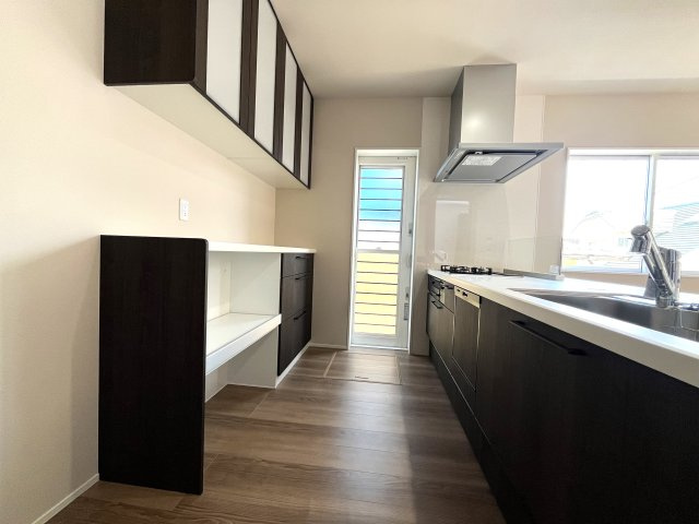 マ・メゾン　廿日市市宮園上５丁目　№100のキッチン|ロング吊戸棚を採用しているため、背の低い奥さんでも
開け閉め可能です◎