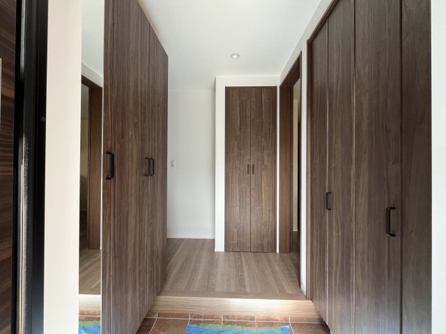 マ・メゾン　廿日市市宮園上５丁目　№100の玄関|玄関収納もたっぷり