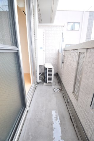 大阪市城東区成育４丁目のアパートのバルコニー