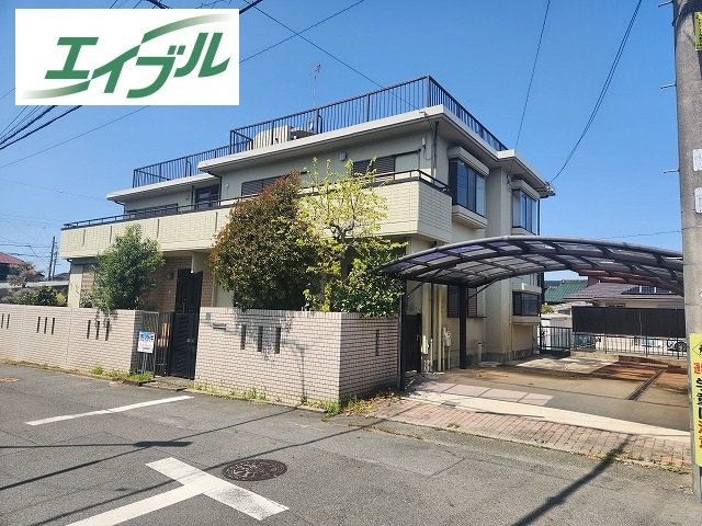 小牧市大字久保一色　中古戸建の外観|鉄筋コンクリート造2階建て。
敷地広々71.37坪。間口広々20.4ｍ。南面道路・陽当たり良好。