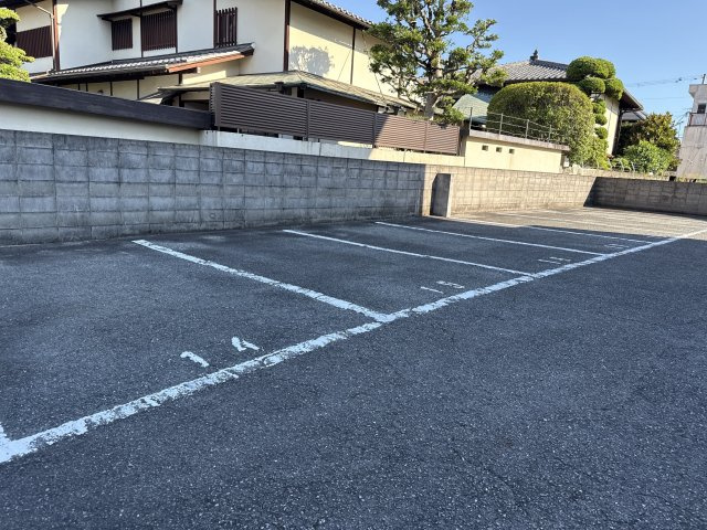 コーポ益三の駐車場