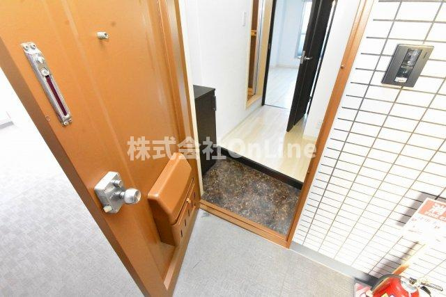 スカイリバー上小阪の玄関