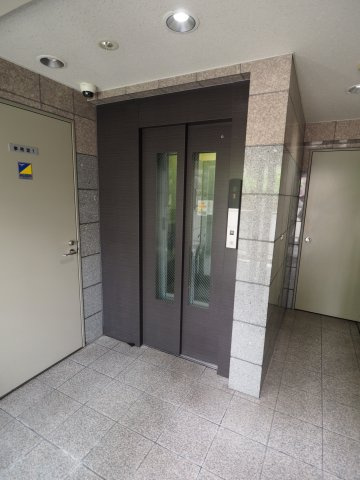 相栄商事ビルのエントランス