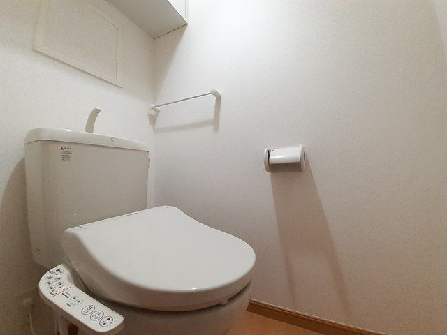 ウエスト・モンターニュＢのトイレ|落ち着いた色調のトイレです
