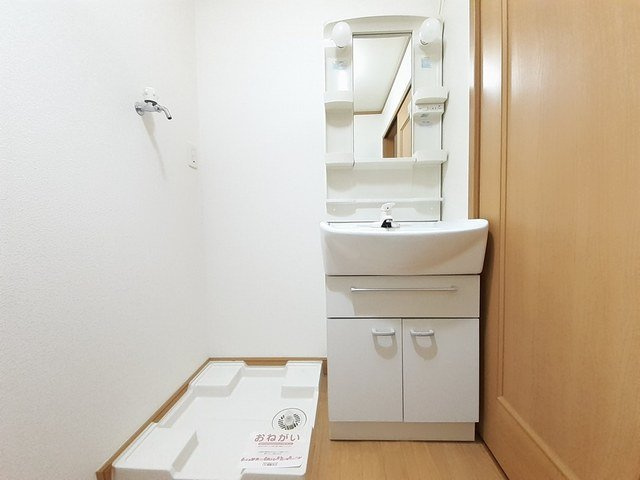 ウエスト・モンターニュＢの洗面所|広い洗面スペース