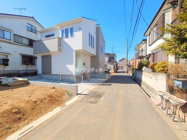 越谷市下間久里　新築一戸建て　1号棟の前面道路含む現地写真