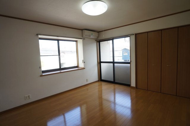 【居間・リビング】 | カーサマルワA | 二面採光の明るいお部屋♪