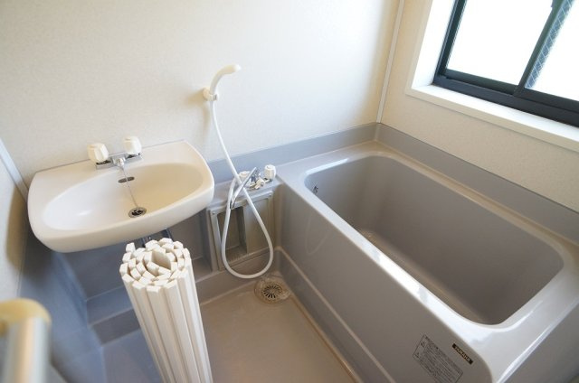 【浴室】 | カーサマルワA | 窓付きで換気良好！