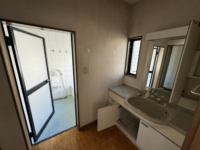 ‐三丁目不動産-　熊谷市石原の独立洗面台