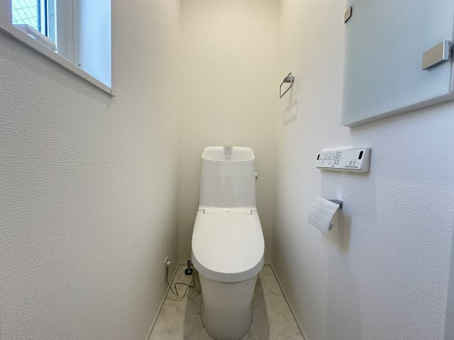 小田原市曽比　庭付き戸建のトイレ