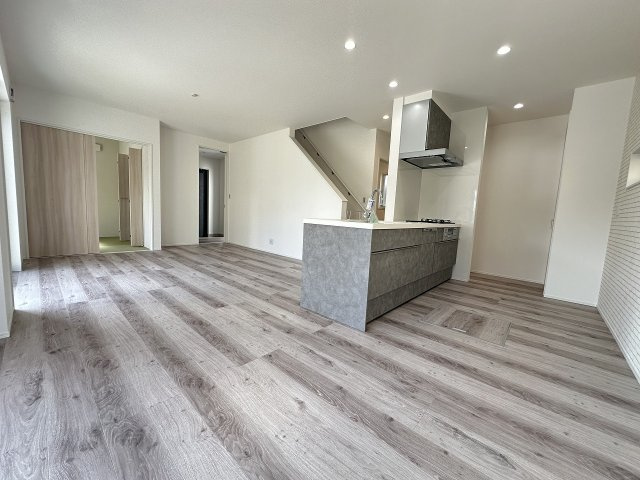 小田原市曽比　庭付き戸建の居間・リビング