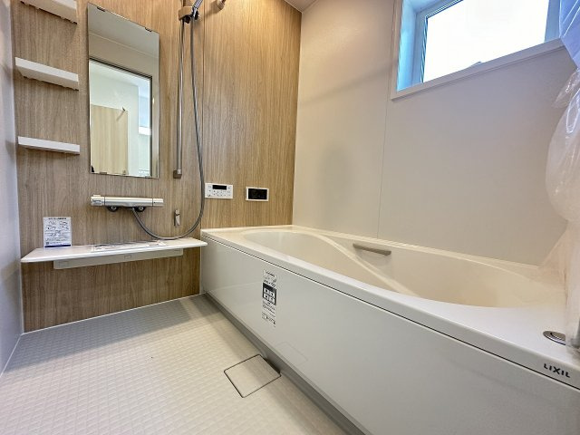 小田原市曽比　庭付き戸建の浴室