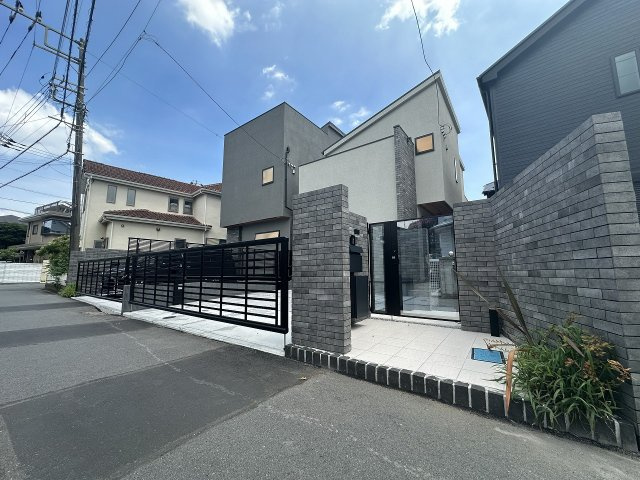 【成約】藤沢市鵠沼海岸デザイナーズハウスの前面道路含む現地写真