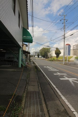 下野市薬師寺の前面道路含む現地写真|北側公道を東から
