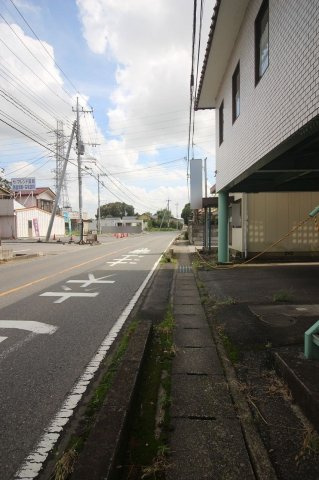 下野市薬師寺の前面道路含む現地写真|北側公道を西から