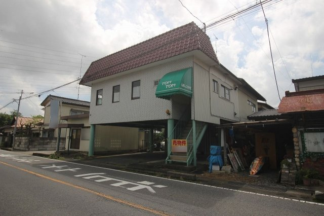 下野市薬師寺の前面道路含む現地写真|現在は建物がありますが更地渡しです
