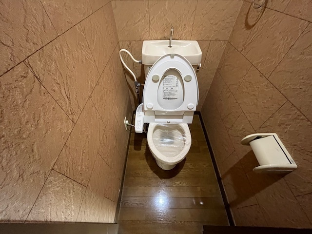 のばらビルのトイレ|落ち着いた色調のトイレです