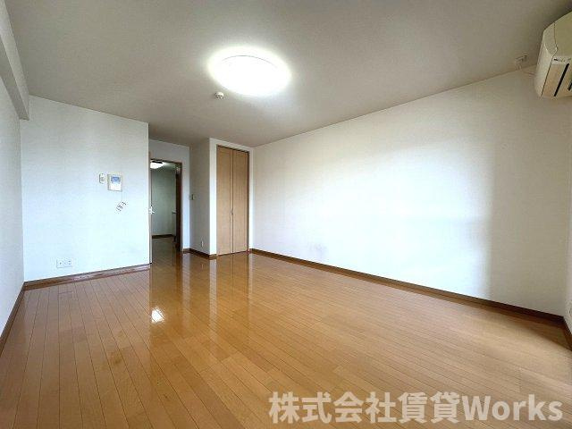 豊千ビルの居間・リビング|こちらのリビングで趣味の時間をお楽しみください