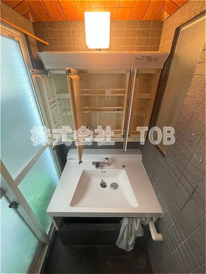 【独立洗面台】 | 上北沢1丁目戸建-定期借家1年　再契約型- | 1F　3面鏡シャンプードレッサー※クリーニング完了前※