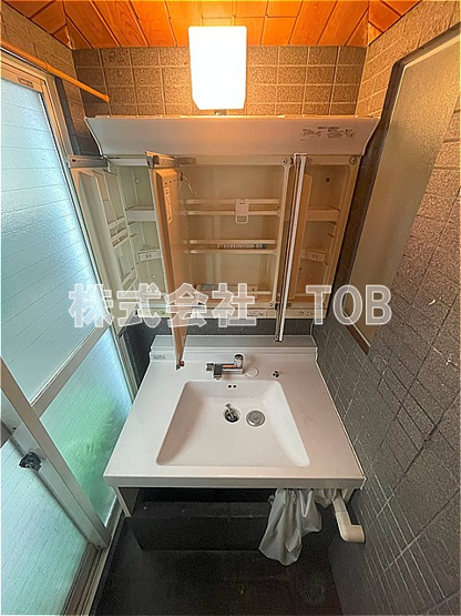 【独立洗面台】 | 上北沢1丁目戸建-定期借家1年　再契約型- | 1F　3面鏡シャンプードレッサー※クリーニング完了前※