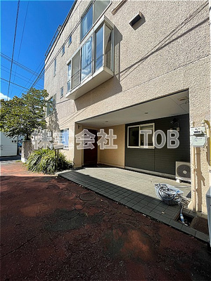 【その他】 | 上北沢1丁目戸建-定期借家1年　再契約型- | 1F　玄関ドア※クリーニング完了前※