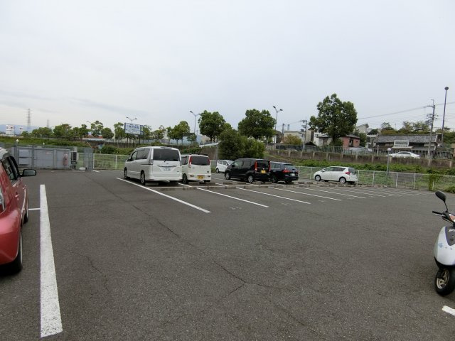 ヤマザキメゾンドファムの駐車場