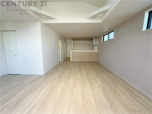 キッチン前のダイニングスペース　カウンターキッチンから料理の受け渡し等に便利です。ダイニングセットを置いても十分な広さを確保。
