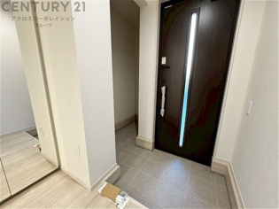 大きな玄関収納付きの玄関です　家族皆様の履物をしっかり収納できます。土間収納付きでベビーカーやアウトドア用品の収納にも便利。
